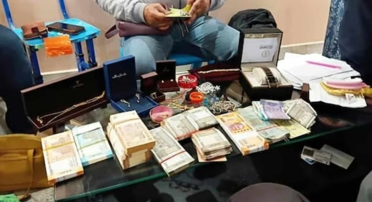 gopalganj eou raid bhavesh kumar singh disproportionate assets case six locations patna gopalganj
