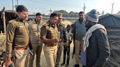 बरौला बाईपास पर झुग्गी झोपड़ियां में रह रहे लोगों से जानकारी करते इंस्पेक्टर बन्ना देवी