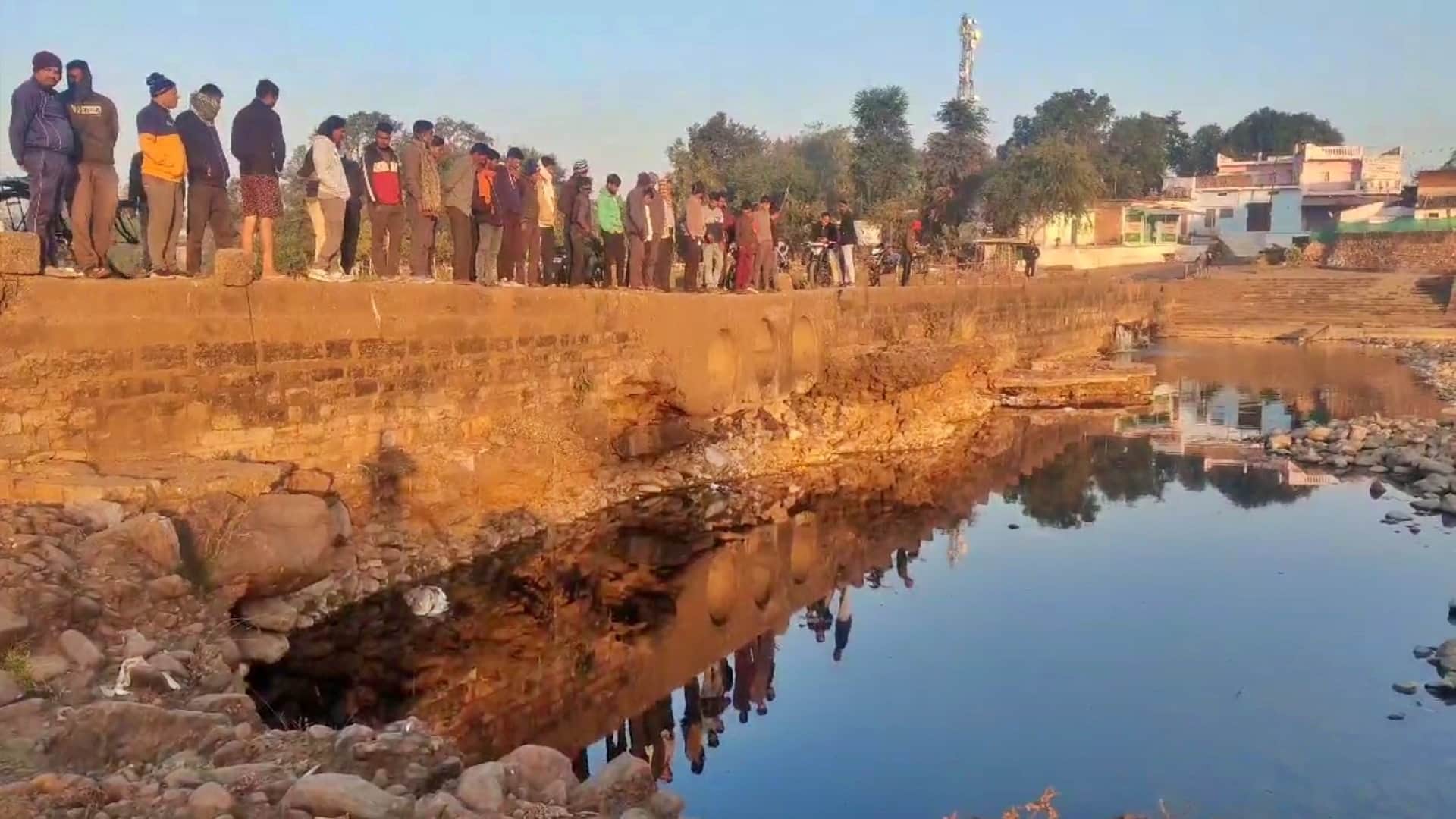 घटनास्थल पर मौजूद स्थानीय लोगों की भीड़