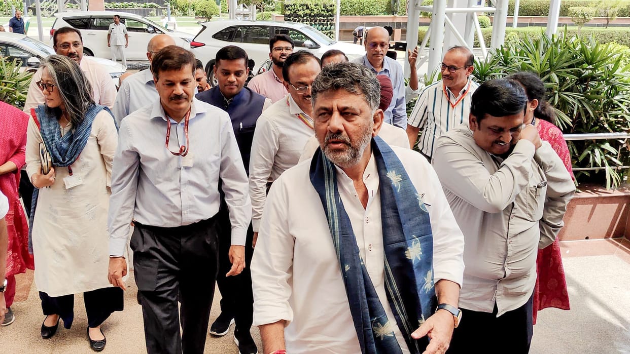 Karnataka Dinner Politics D K Shivakumar meet Congress MLAs Ministers after CM Siddaramaiah met Belagavi North
