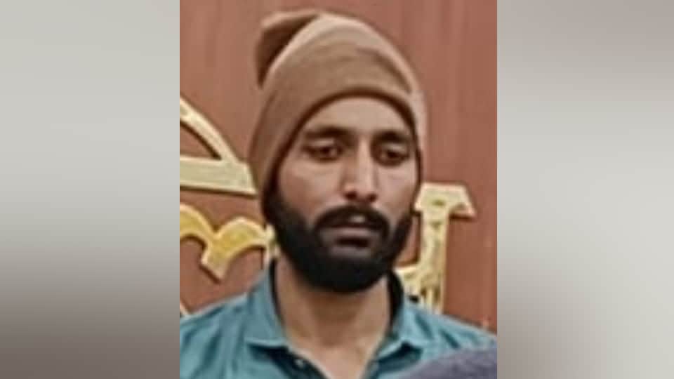 UP Fake IAS officer girlfriend posted a Miss You Jaanu status After arrest of fake IAS officer police baffled