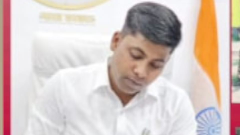 UP Fake IAS officer Story Gaurav first declar himself IAS officer then create fake identity Down on his luck
