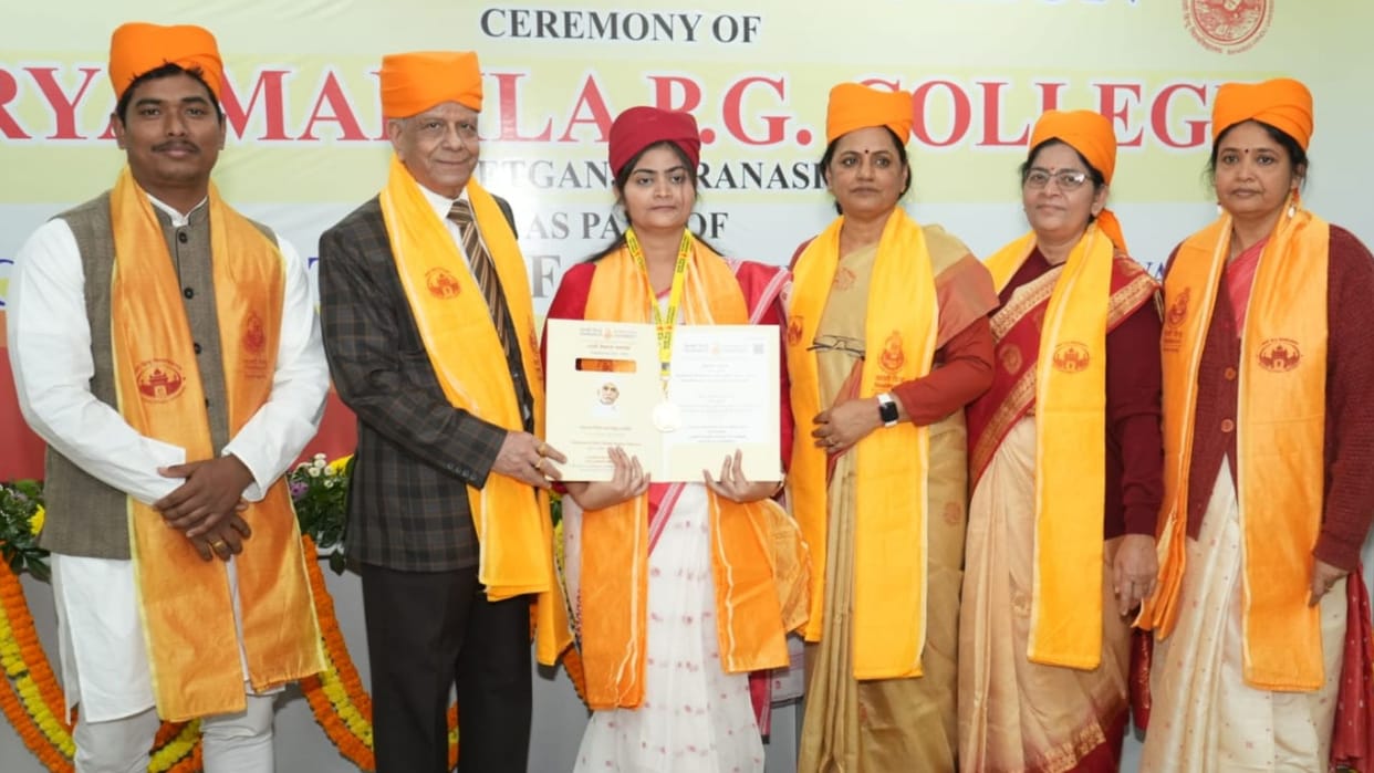 BHU Convocation Students of Arya Mahila PG College received medals degrees received blessings