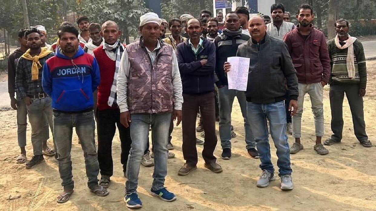 Sultanpur: Dalit graves damaged by JCB in Mahayatpur, angry villagers reach police station