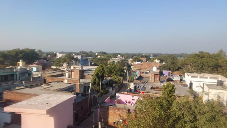 UP Budhaich Village With 400 Families and Over 300 Government Employees Know Details in Hindi