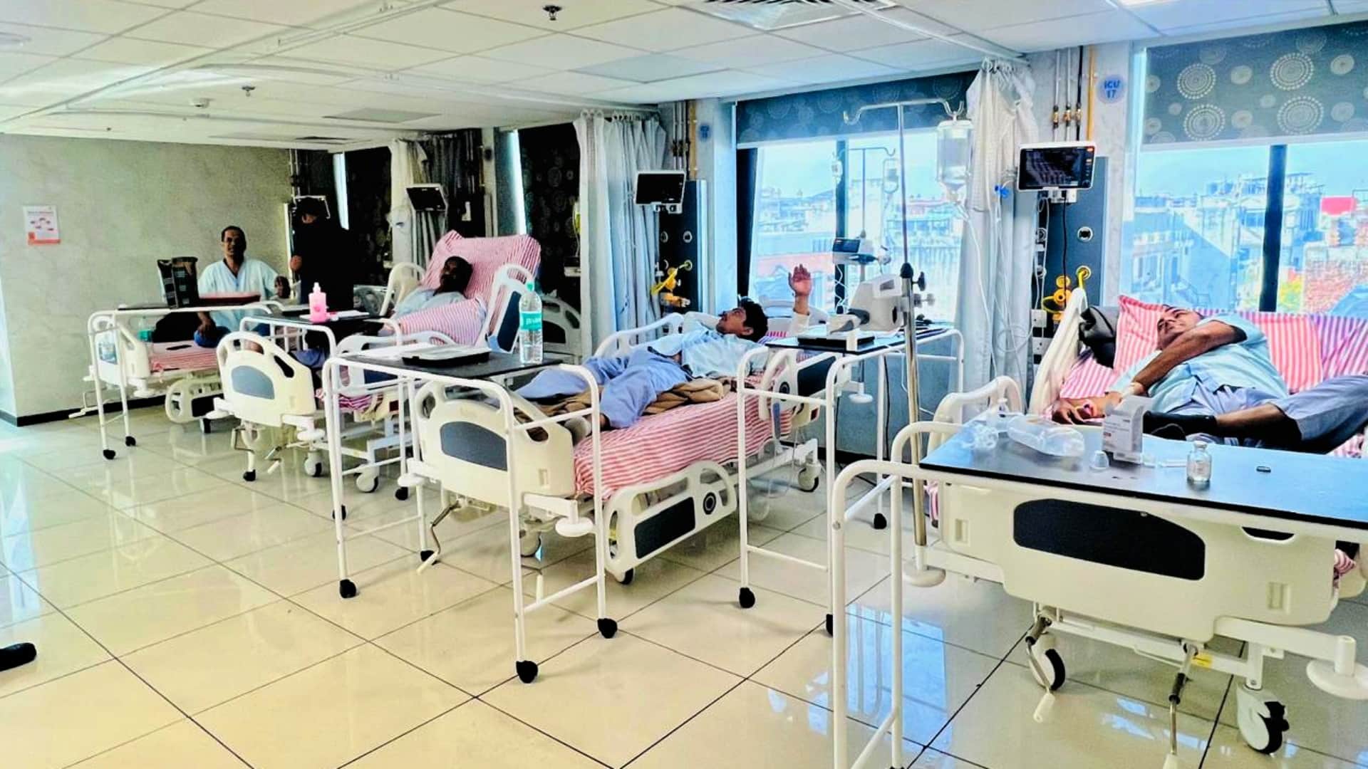 बीमार पुलिसकर्मियों को इलाज के लिए अस्पताल में भर्ती कराया गया है