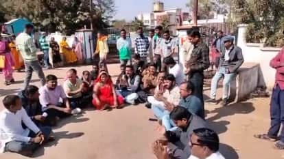 Family members stage protest after death of newborn in Kawardha district hospital