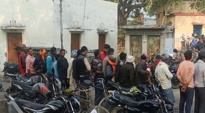 Kanpur fertilizer shortage continues in Sarsaul block leading to large crowds of farmers and intense jostling