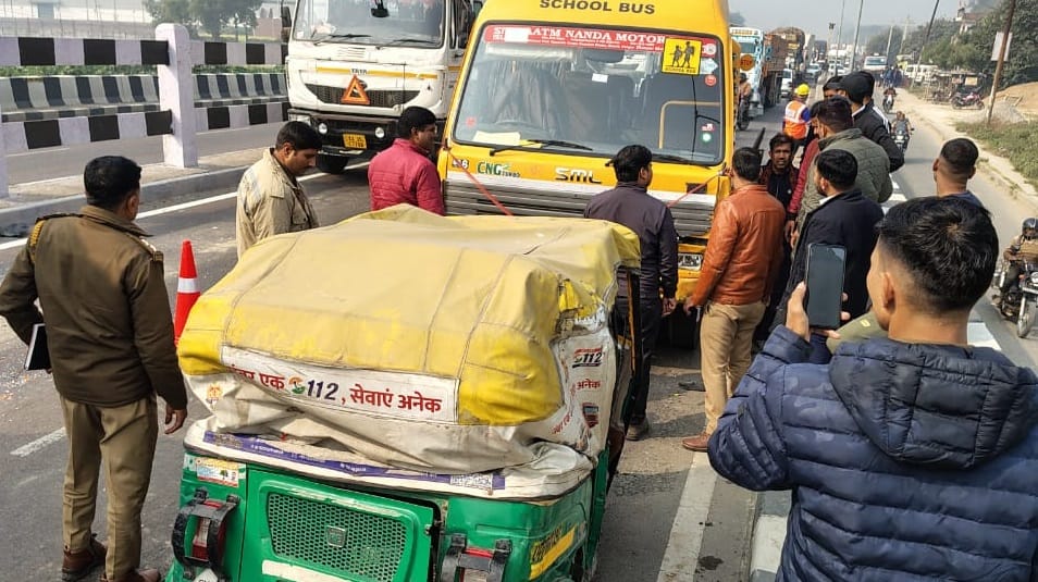 Kanpur auto coming from wrong direction collided with school bus  causing traffic jam two ambulances stuck