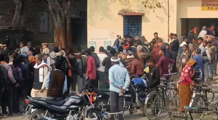 Kanpur fertilizer shortage continues in Sarsaul block leading to large crowds of farmers and intense jostling