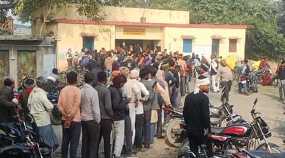 Kanpur fertilizer shortage continues in Sarsaul block leading to large crowds of farmers and intense jostling
