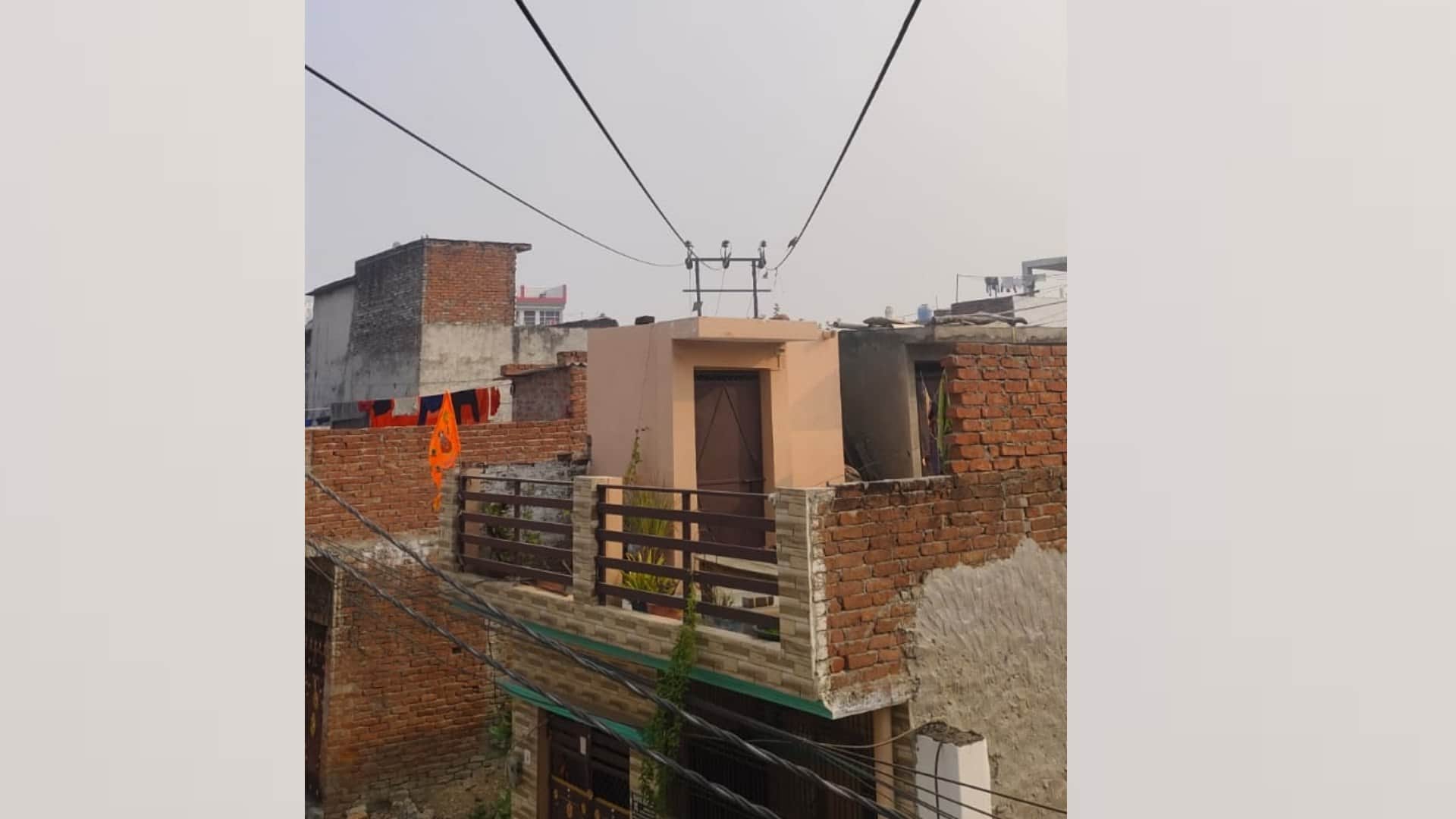 Lucknow: Not only the high tension power lines but even the poles were brought inside the house.