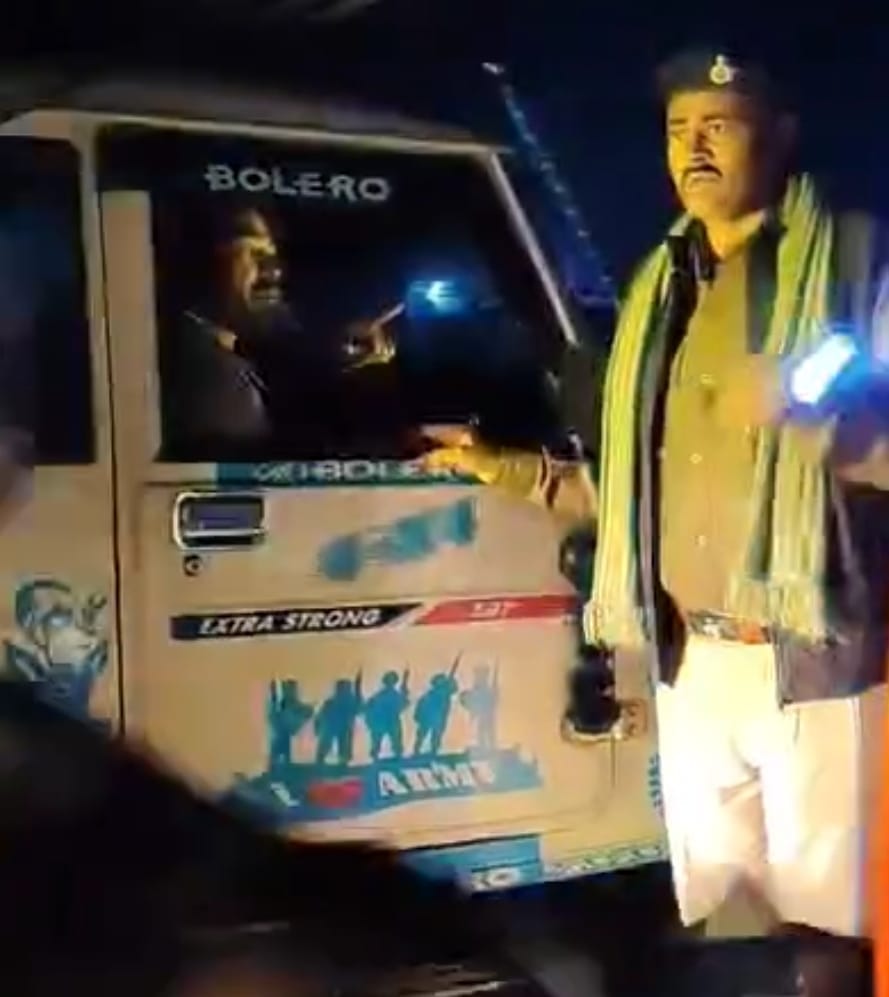 मछली लदे वाहनों के चालकों से जबरन वसूली करने के मामले पर कार्रवाई।