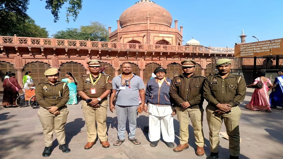 Elderly Tourist Lost in Taj Mahal Crowd Reunited with Family in Just 30 Minutes