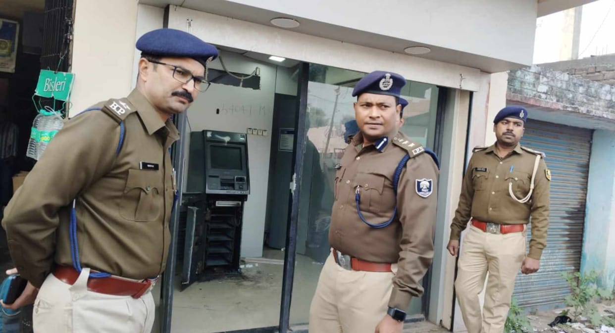 sonepur atm theft chapra sonepur highway govind chak gas cutter 16 lakh stolen