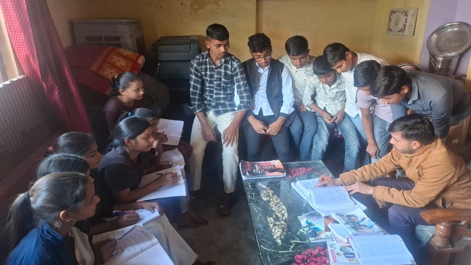 UP Budhaich Village With 400 Families and Over 300 Government Employees Know Details in Hindi