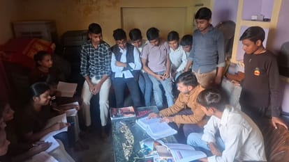 UP Budhaich Village With 400 Families and Over 300 Government Employees Know Details in Hindi