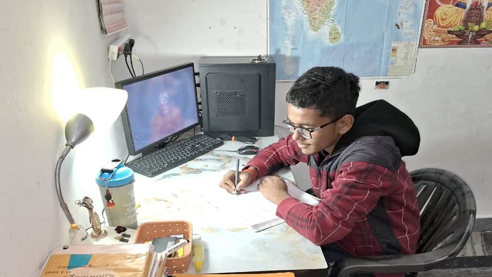 UP Budhaich Village With 400 Families and Over 300 Government Employees Know Details in Hindi