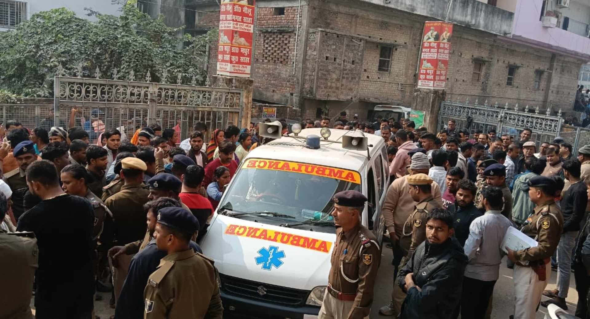 प्रदर्शन करते लोग