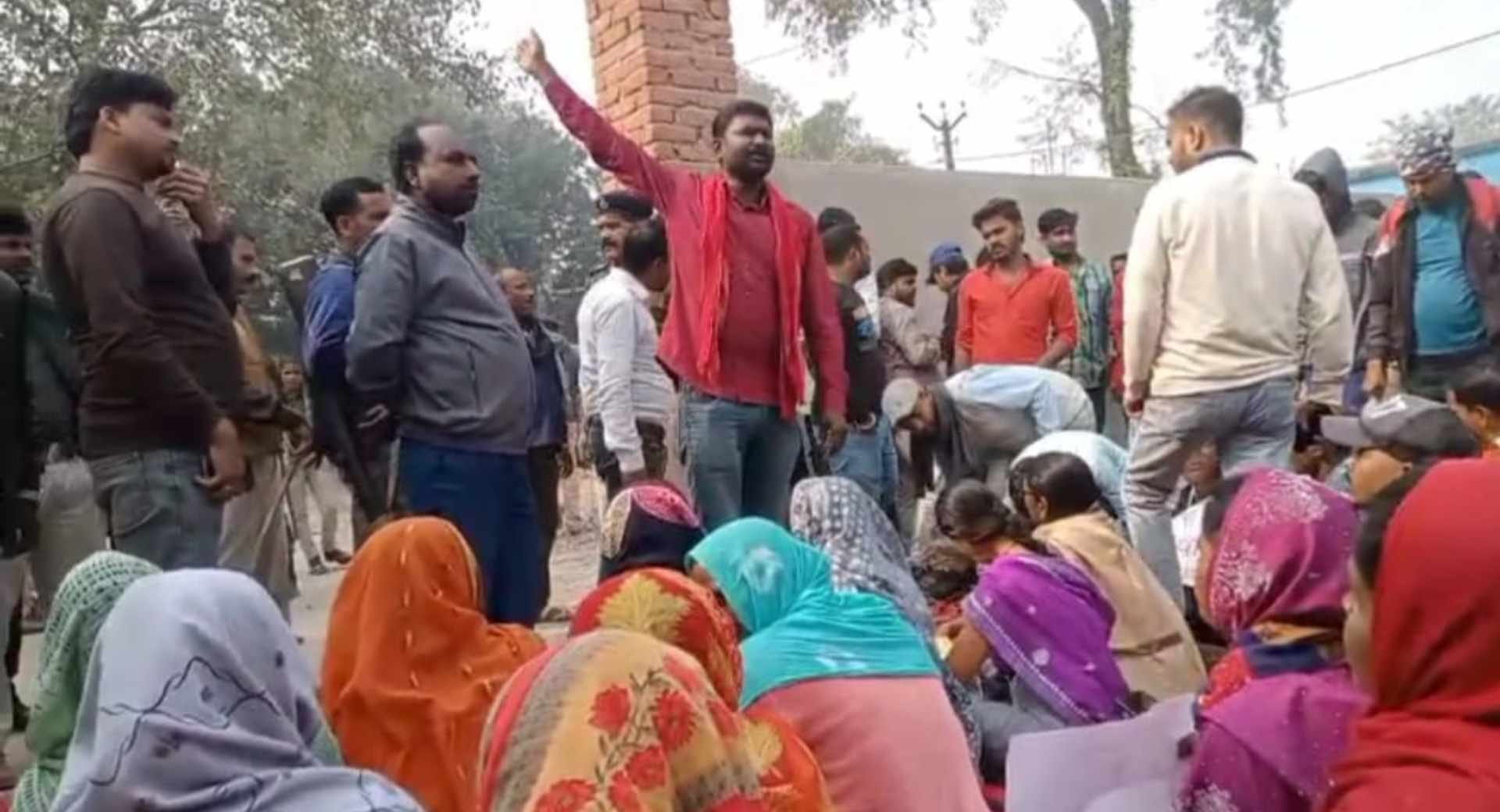 प्रदर्शन करते लोग