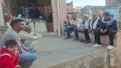 UP Budhaich Village With 400 Families and Over 300 Government Employees Know Details in Hindi