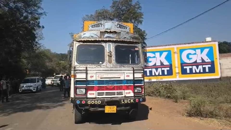 ट्रक ने बाइक सवार को मारी टक्कर