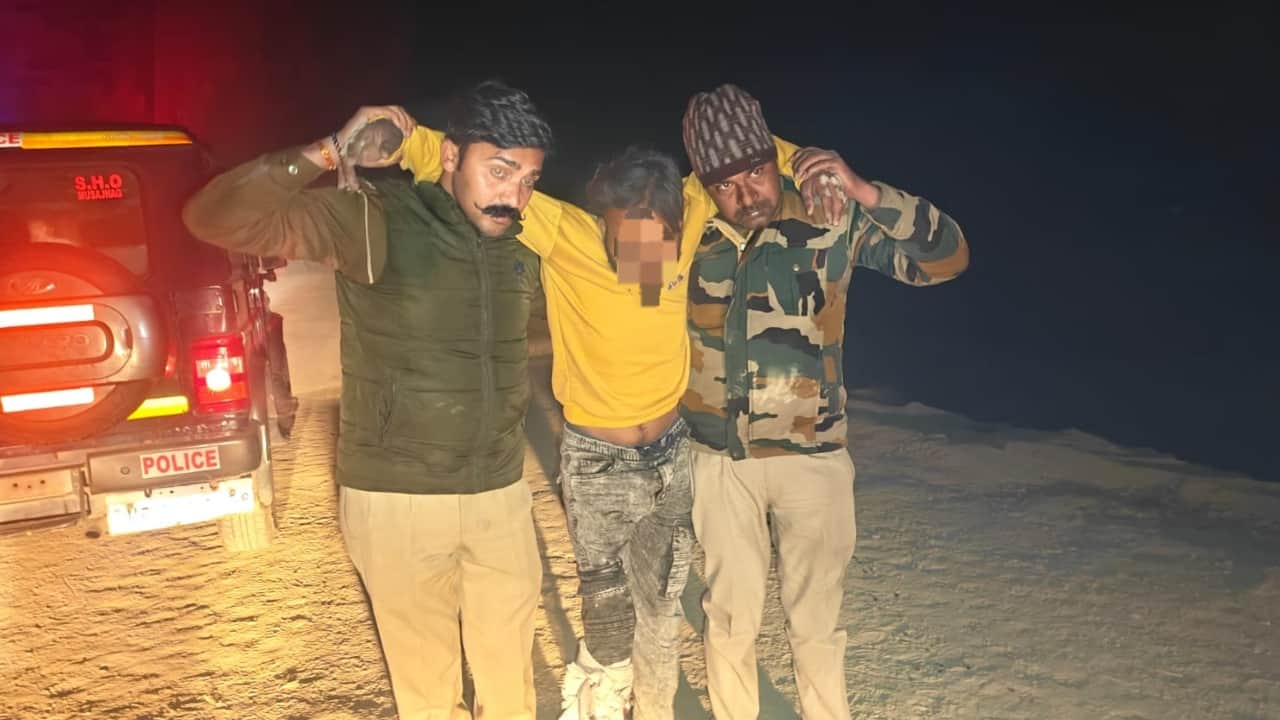 घायल आरोपी को लेकर जाते पुलिसकर्मी