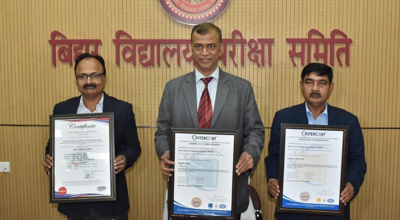 BSEB के अधिकारियों के साथ ISO सर्टिफिकेट दिखाते आनंद किशोर।