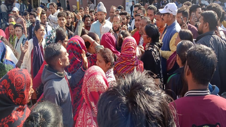 Market closed in protest against the murder of a youth in Khatima
