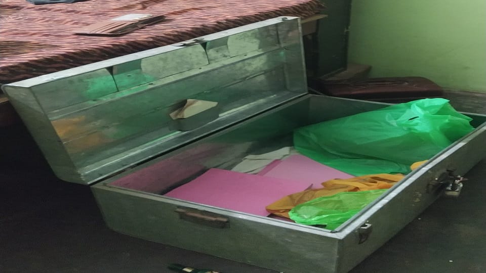 Family Attends Wedding Break Locks and Steal Cash and Jewellery in Agra