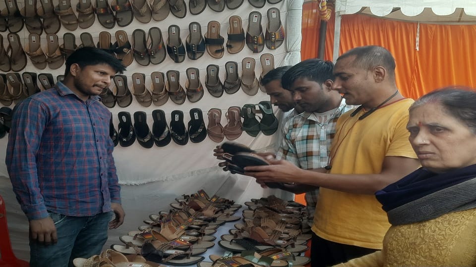 Eco-Friendly Jute and Wood Sandals Become Women’s Favorite at Khadi Festival in Agra
