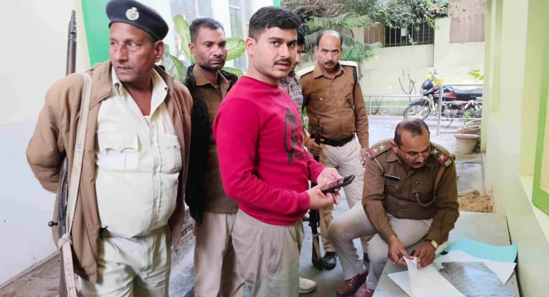 जांच करती पुलिस