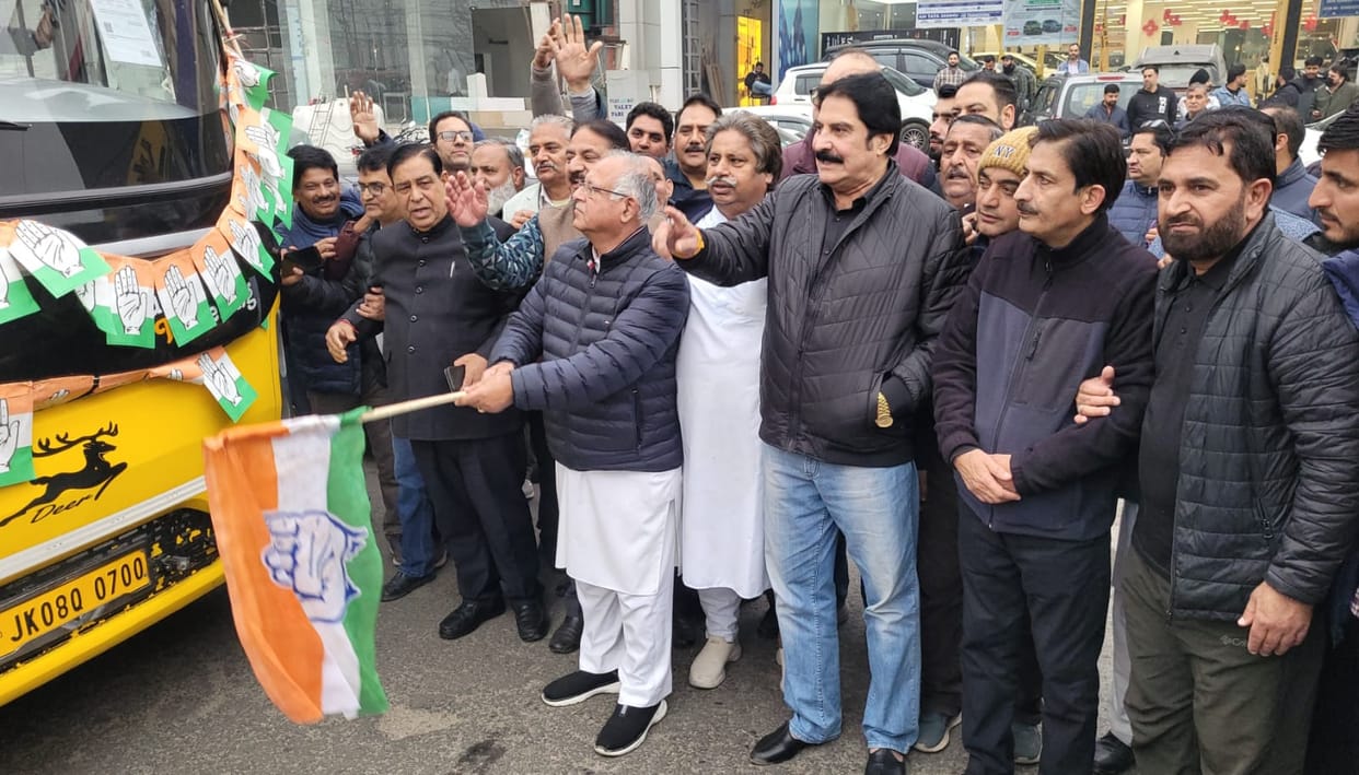 A large Congress convoy leaves for Delhi from Jammu; workers will participate in the vote theft rally.