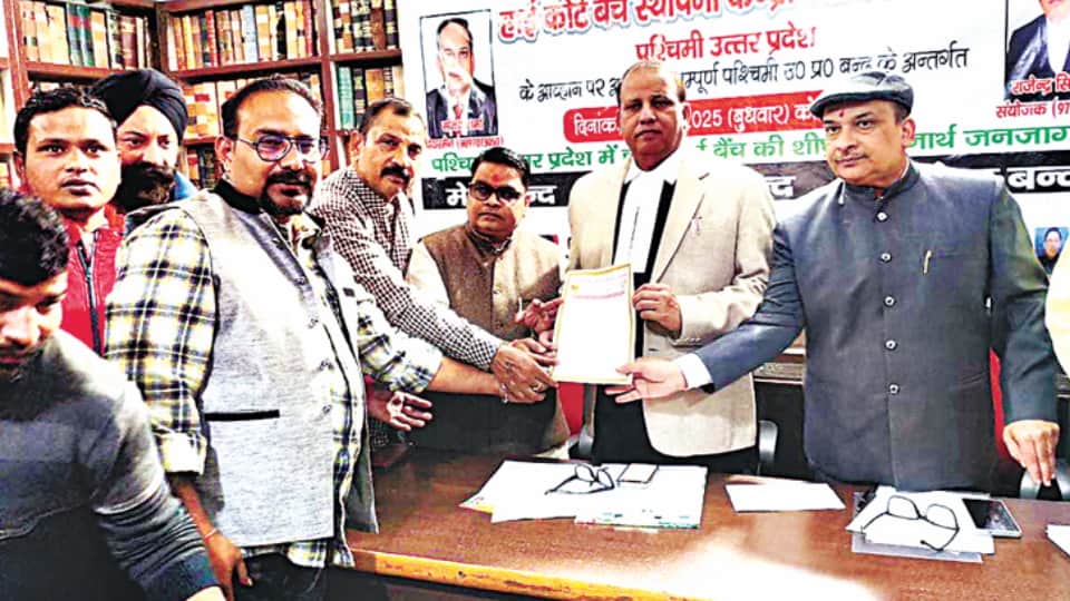 ज्ञापन सौंपते व्यापारी