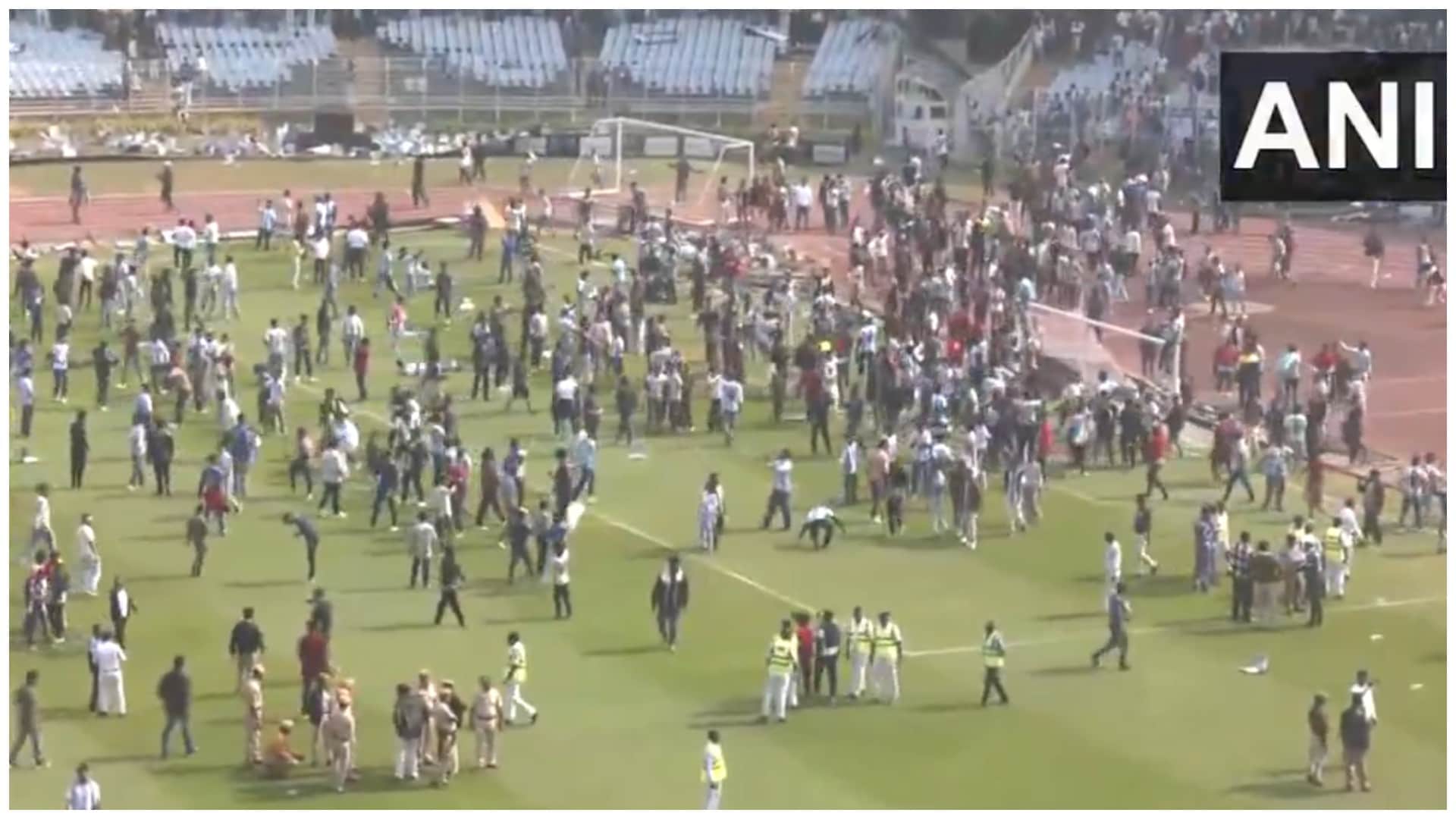 कोलकाता के सॉल्ट लेक स्टेडियम में तोड़फोड़ करते फैंस