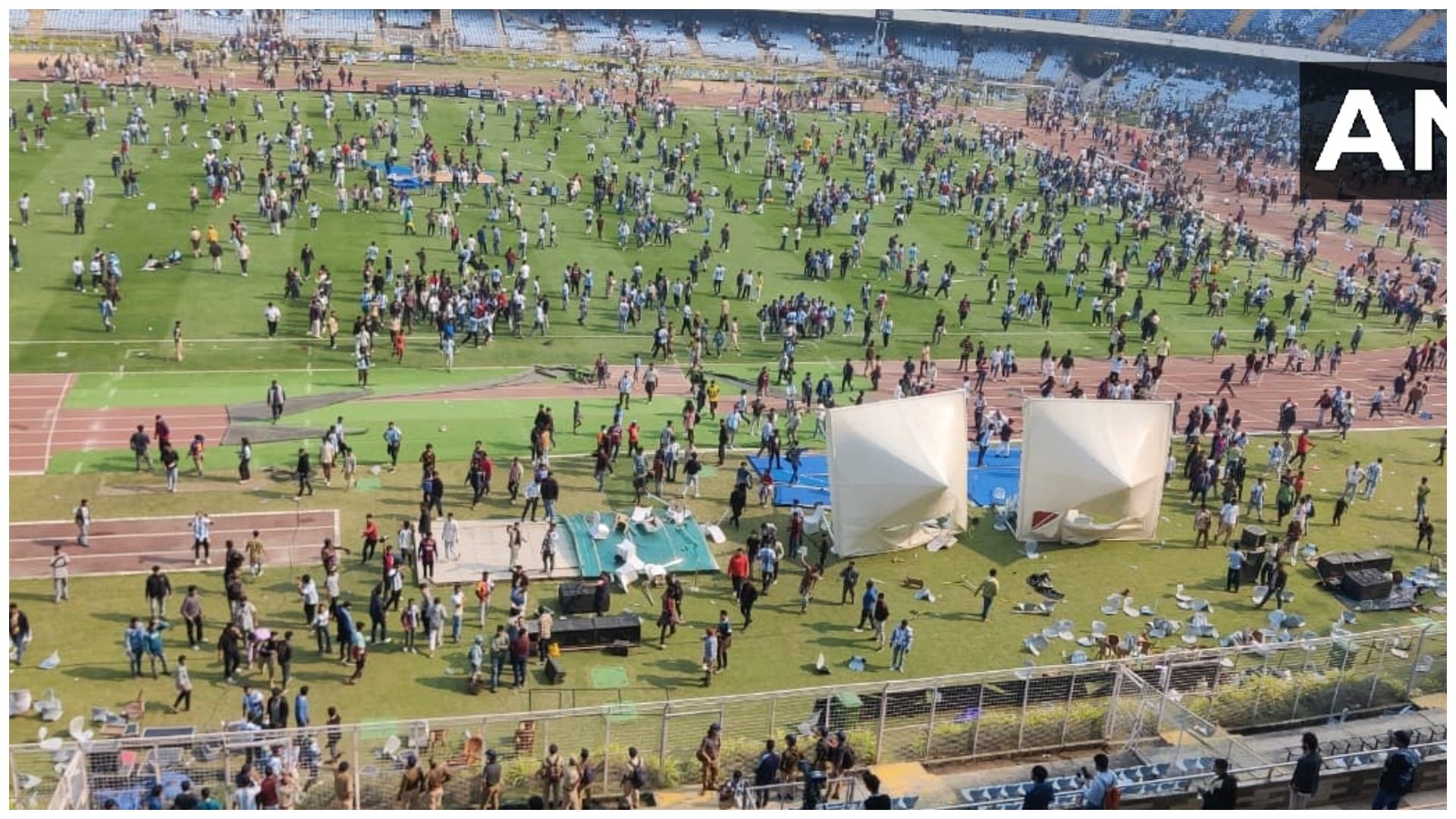 कोलकाता के सॉल्ट लेक स्टेडियम में तोड़फोड़ करते फैंस