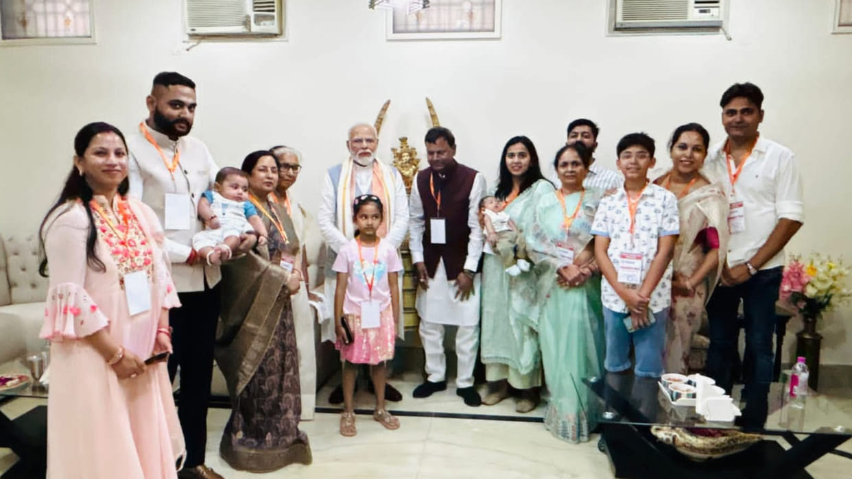 Mother you were about to come to see me, look, I have come myself. PM Modi told Pankaj Chaudhary's mother