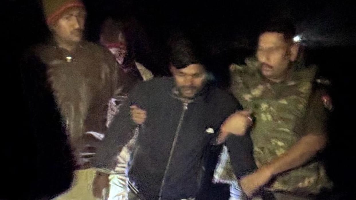 criminal injured in police encounter in Azamgarh hidden stolen goods in bushes was planning to sell