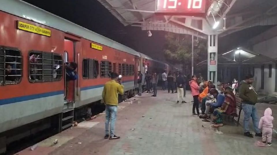 engine of Gandhidham Express failed in Mathura