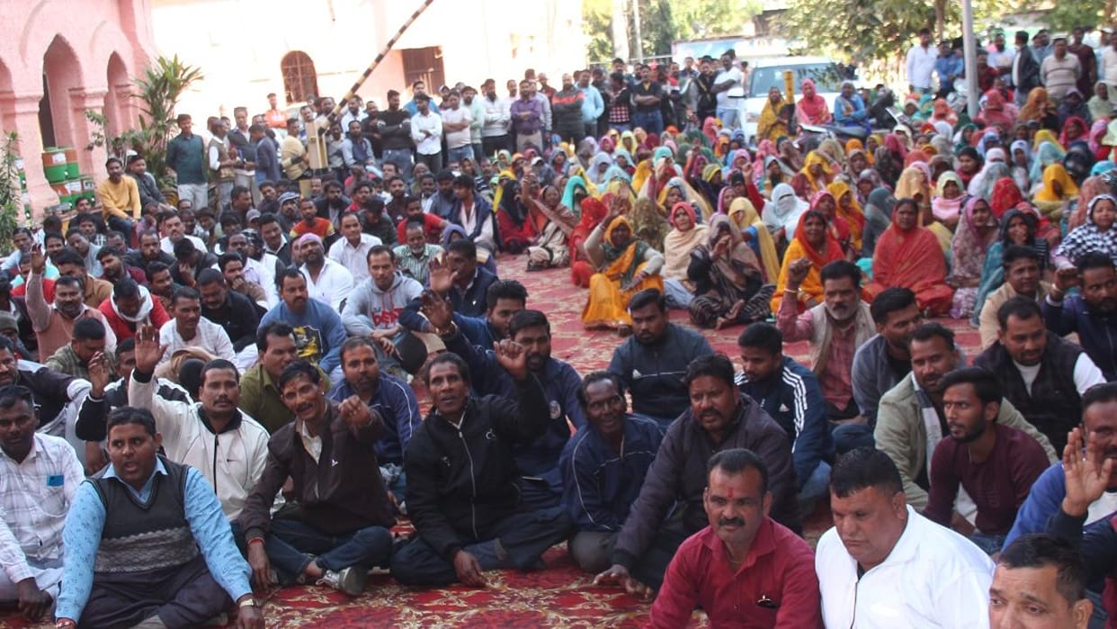 Jhansi: Angry sanitation workers protested in the Municipal Corporation