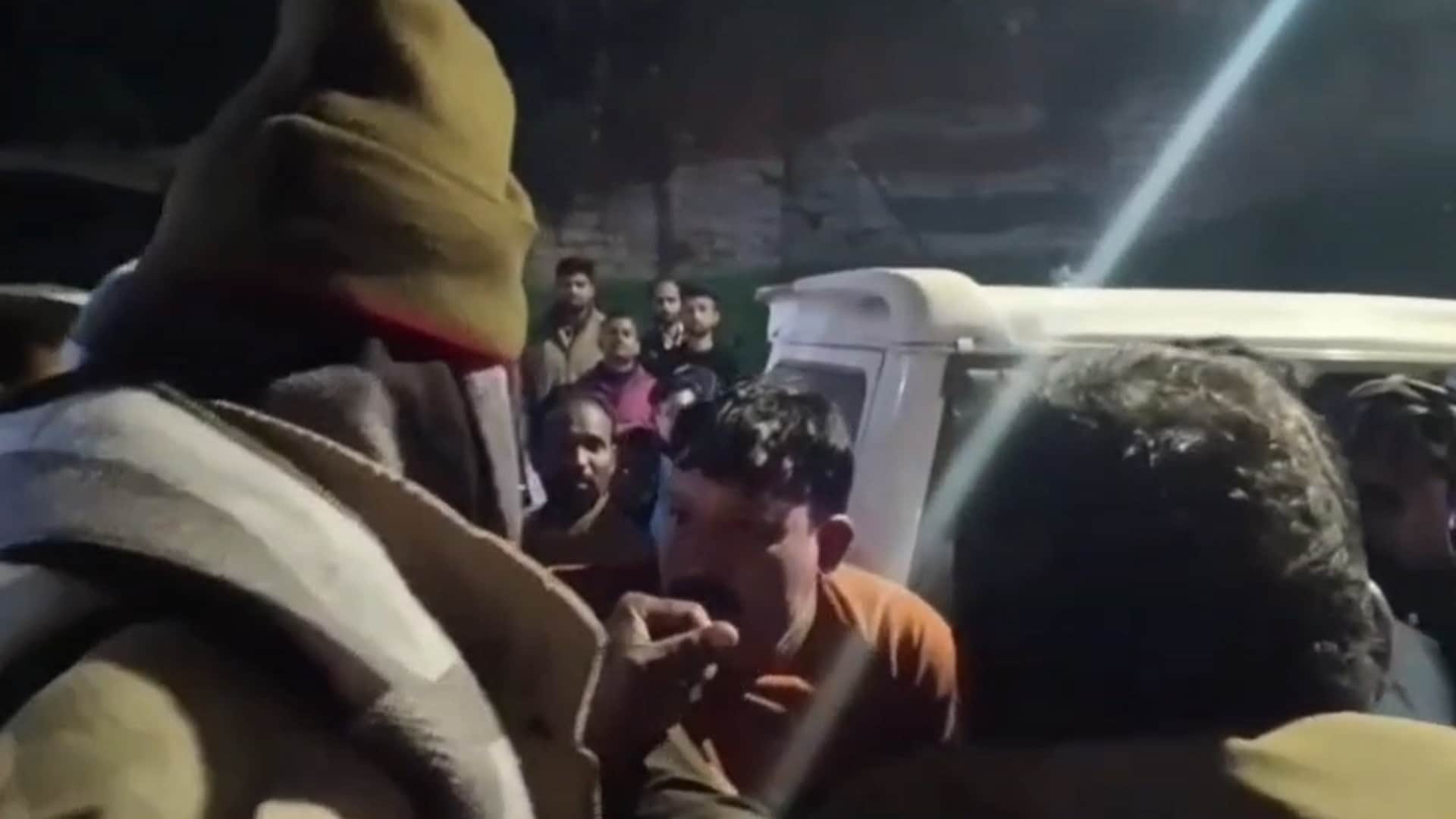 प्रयागराज में चंद्रलोक के पास पुलिसकर्मियों से धक्कामुक्की करने का वायरल चित्र।