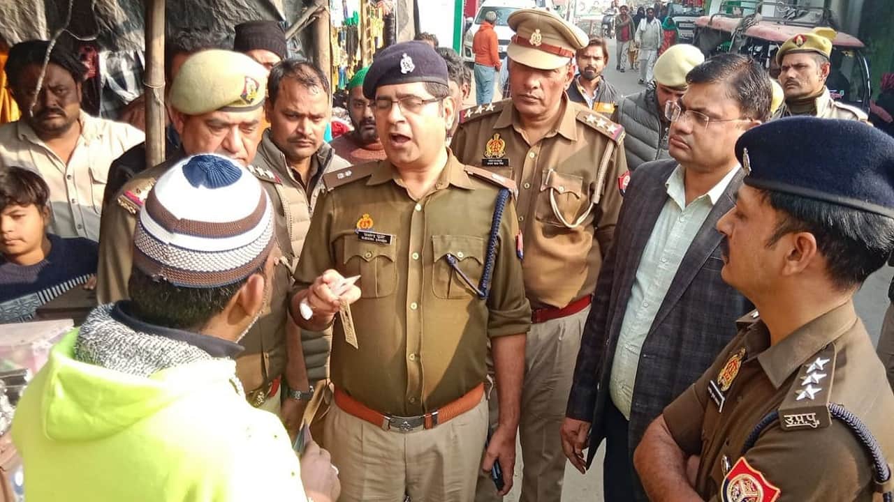 युवक का पहचान पत्र चेक करते पुलिस अफसर