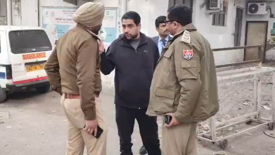 सिविल अस्पताल पहुंचे पूर्व विधायक शीतल अंगुराल