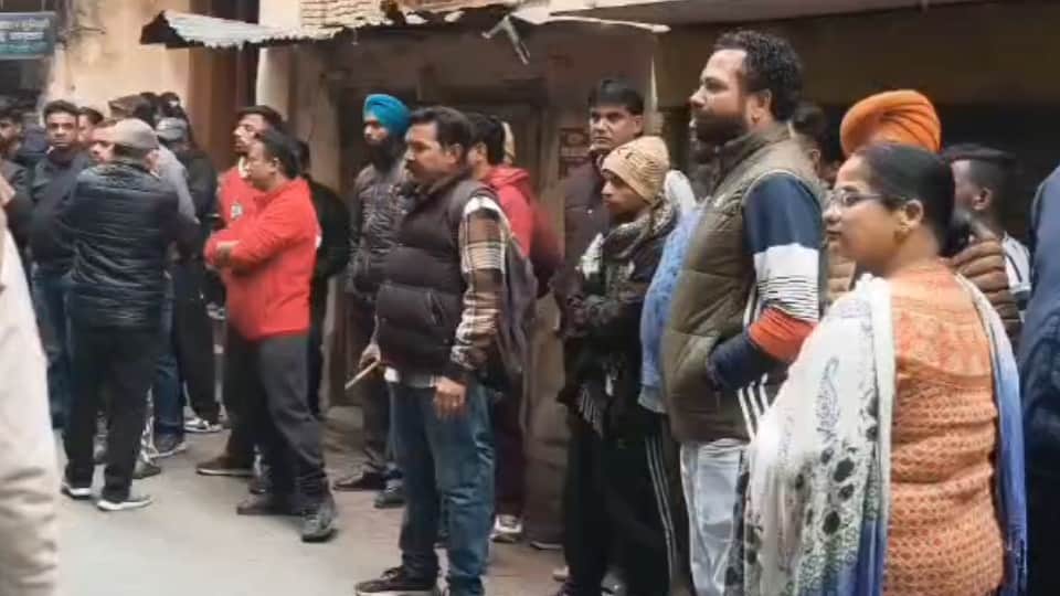 माैके पर जमा भीड़