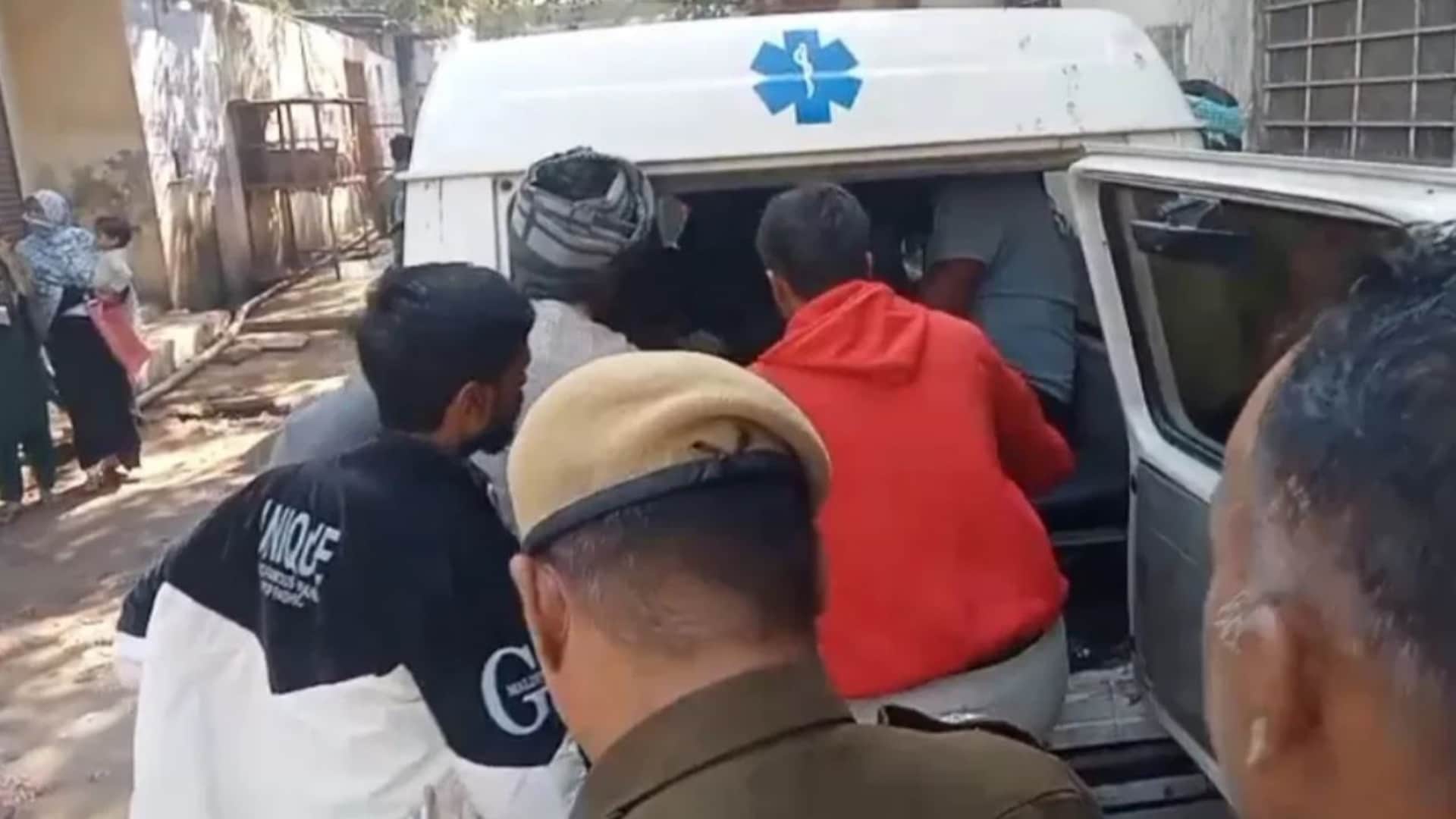 अज्ञात बदमाशों ने युवक पर चलाई गोलियां