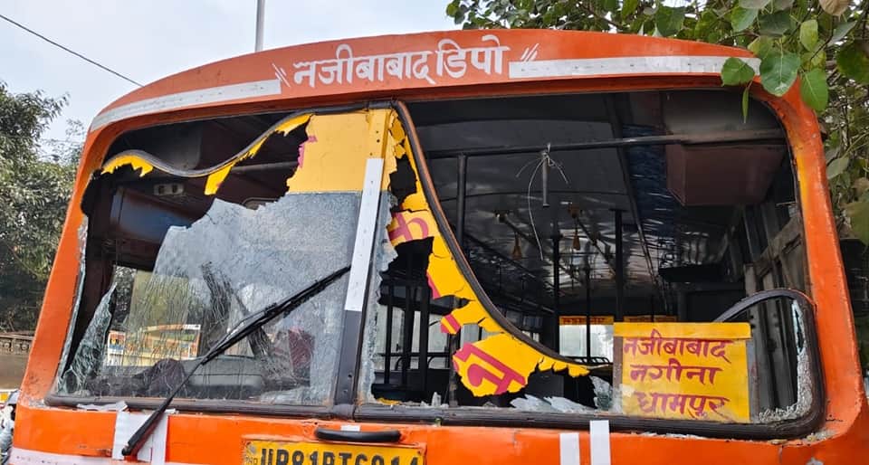 लोगों ने की रोडवेज बस में तोड़फोड़