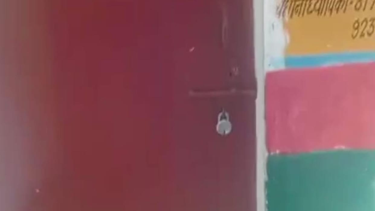 Jhansi: Children arrived to take the exam in the cold, but returned when the lock was not opened.