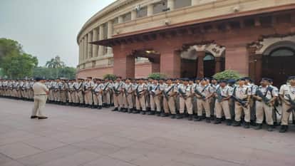 संसद के बाहर जवान