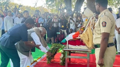 शिवराज पाटिल को आखिरी विदाई देते खरगे।