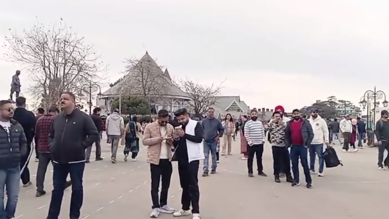 HP Tourism: Tourists flocked to Shimla, the queen of the hills, over the weekend, hoping for snowfall.